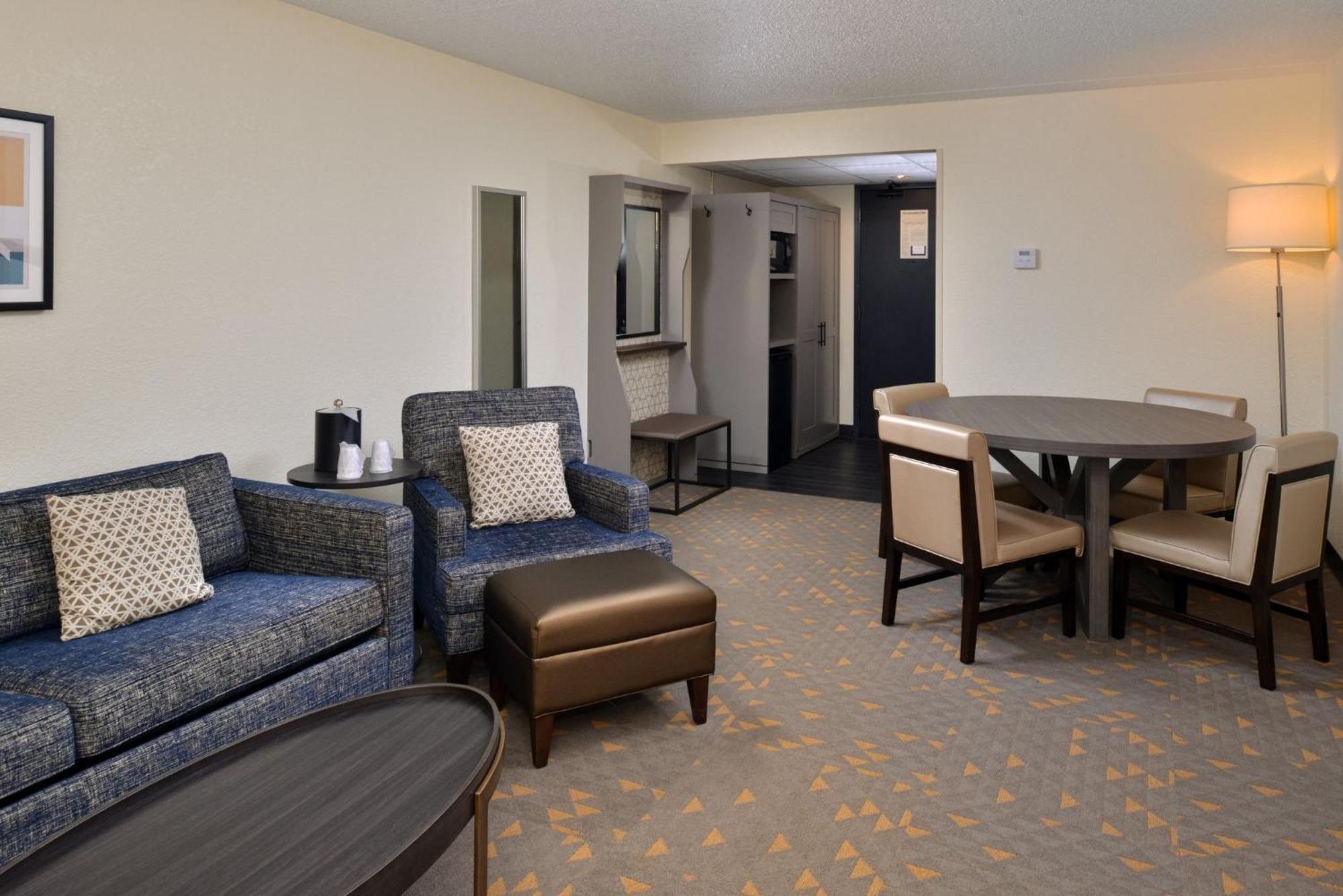 Holiday Inn Hotel & Suites Overland Park-Convention Center By Ihg Exterior photo